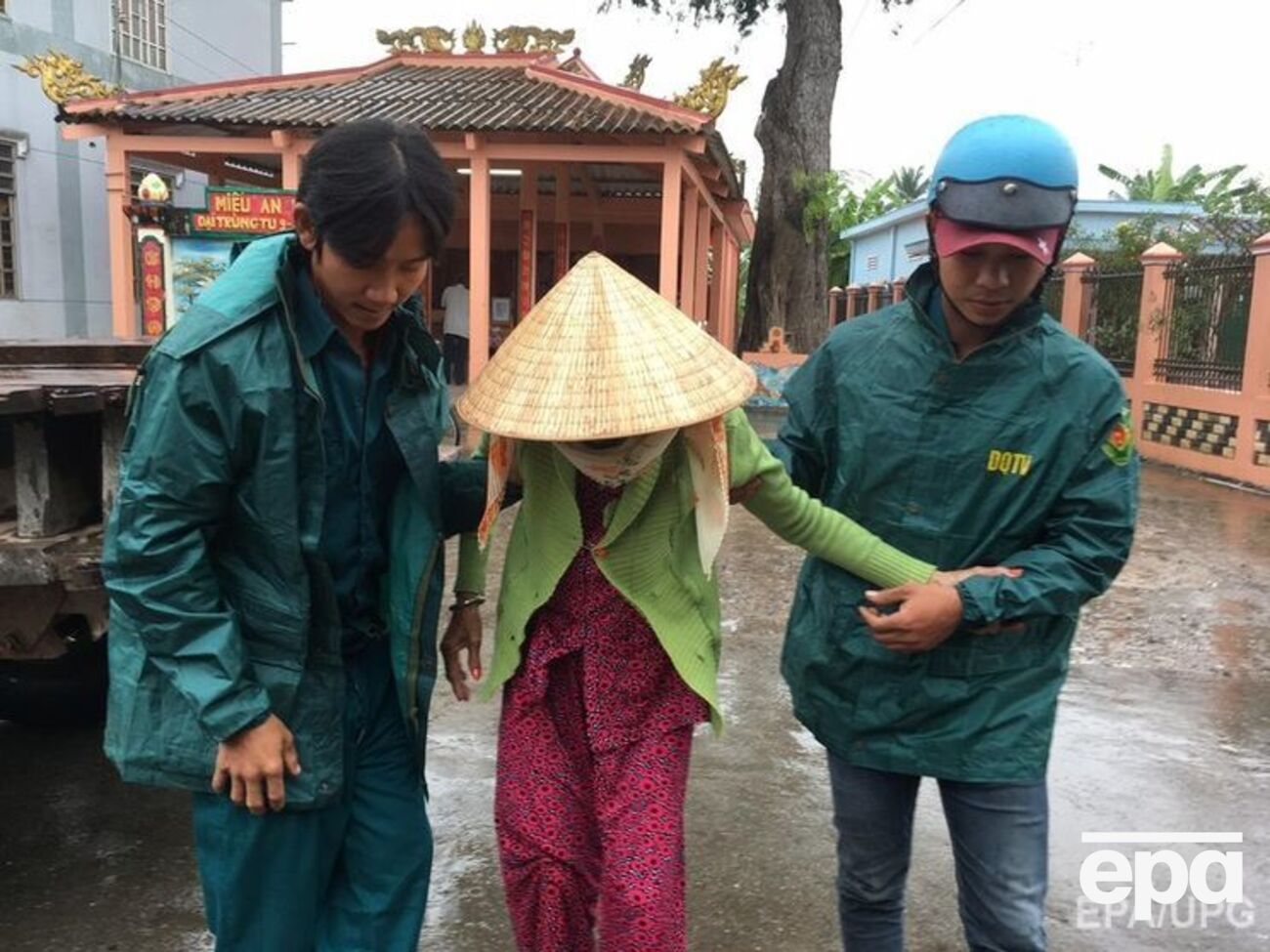 Во Вьетнаме эвакуируют около миллиона человек