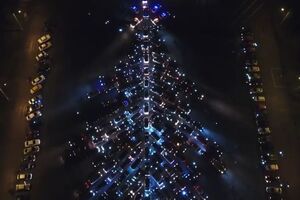 В Запорожье создали "Елку единения" из автомобилей