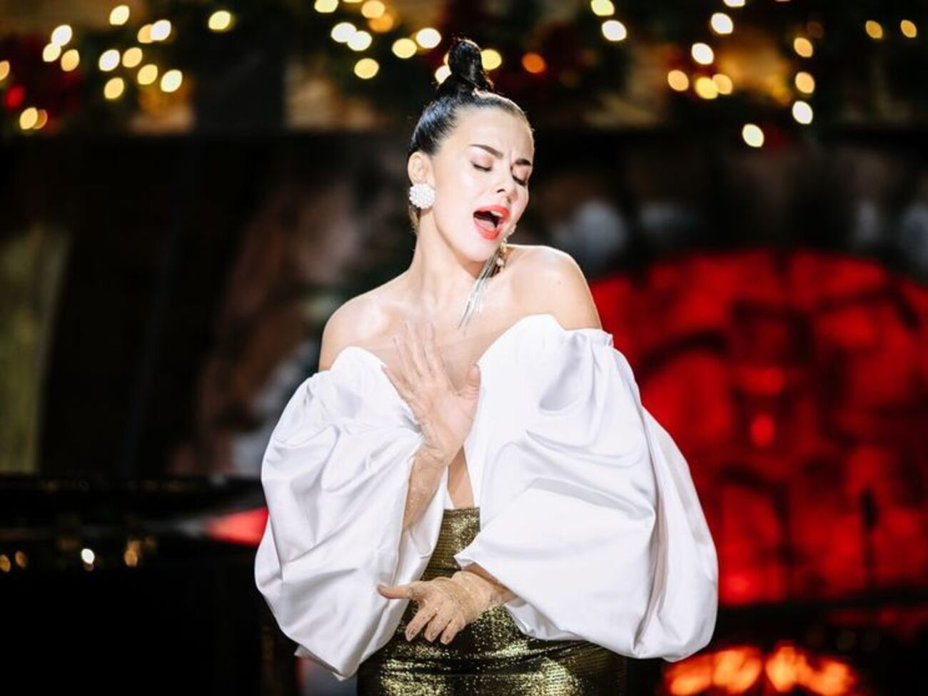 Каменских исполнила рождественские песни на четырех языках