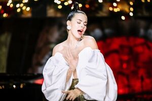 Каменских исполнила рождественские песни на четырех языках