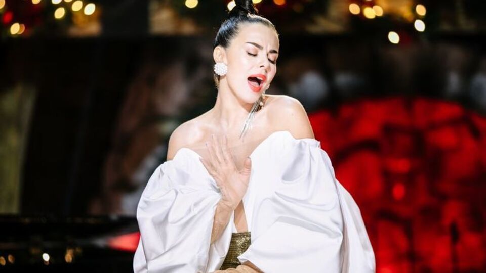 Каменских исполнила рождественские песни на четырех языках