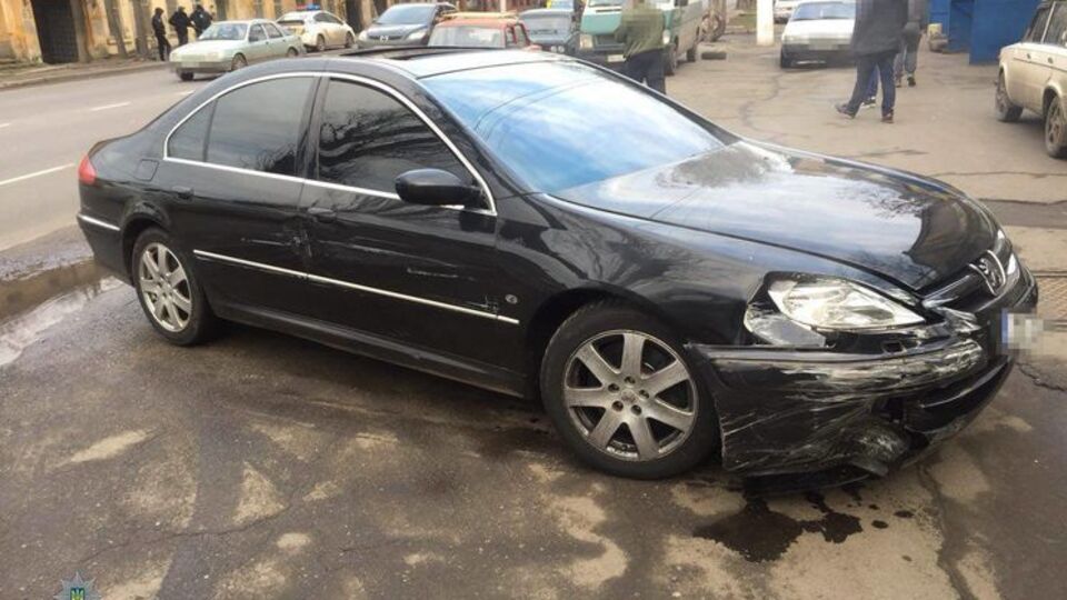 На 26-річного водія Peugeot інспектори поліції склали протоколи про низку адміністративних правопорушень