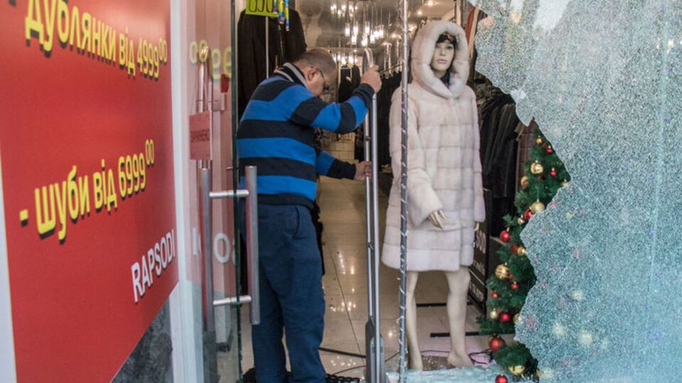 Злоумышленники разбили стеклянные витрины