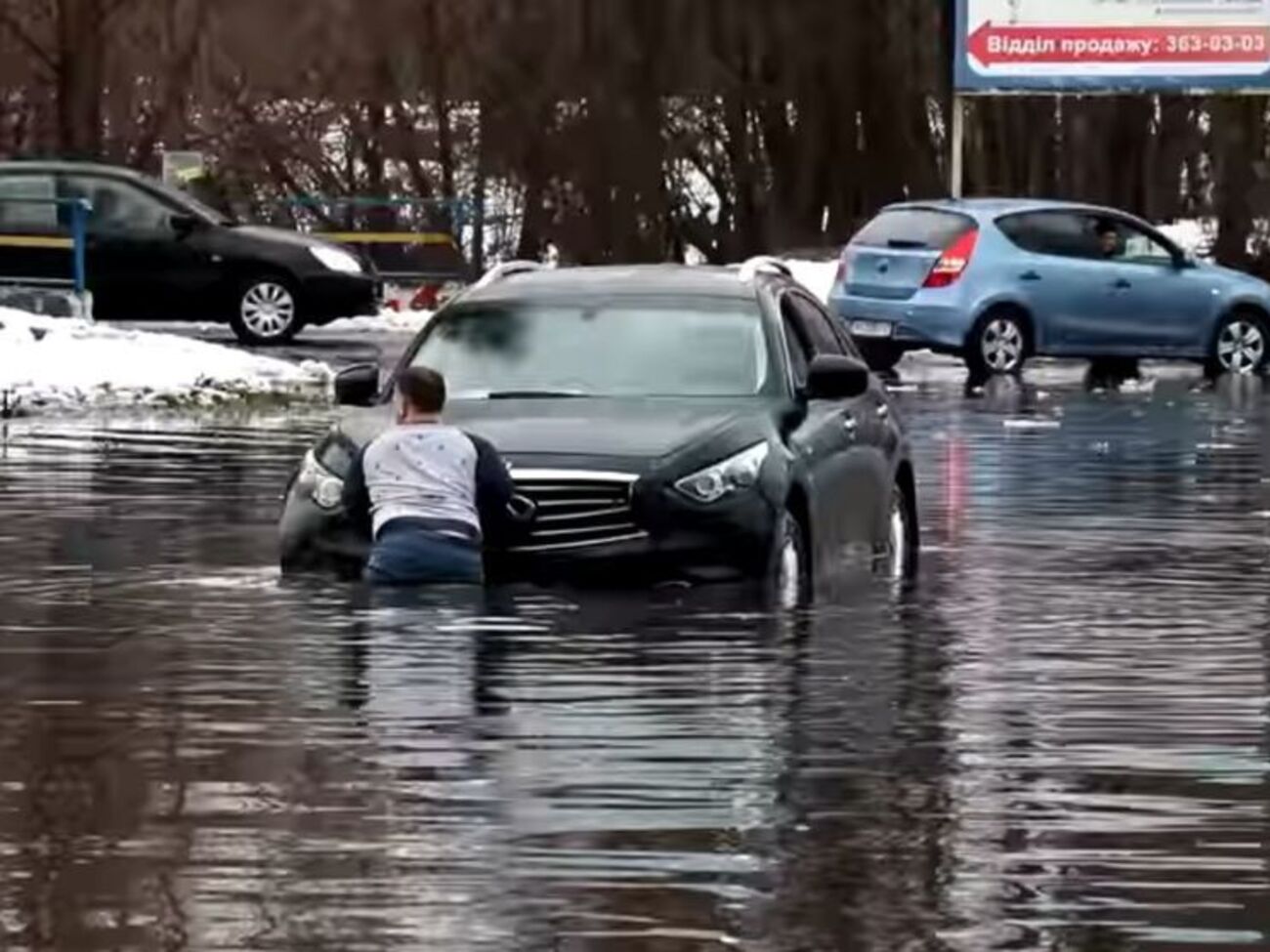 Некоторые машины пришлось выталкивать из воды