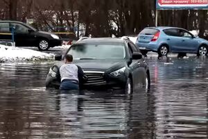 Деякі машини довелося виштовхувати з води
