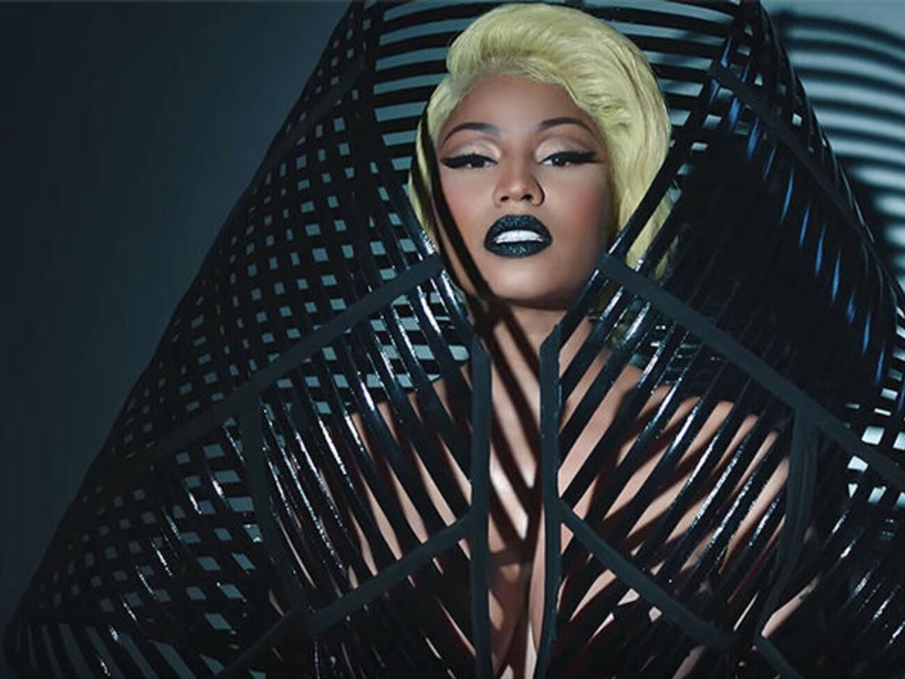 Мінаж постала у БДСМ-образі