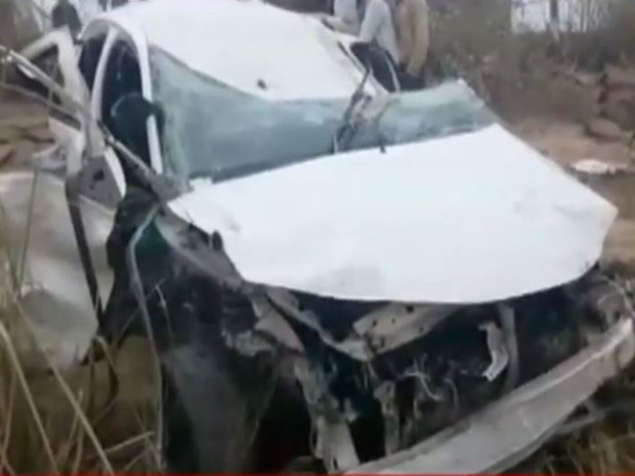 Автомобиль потерял управление и врезался в отбойник на автостраде