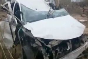 Автомобиль потерял управление и врезался в отбойник на автостраде