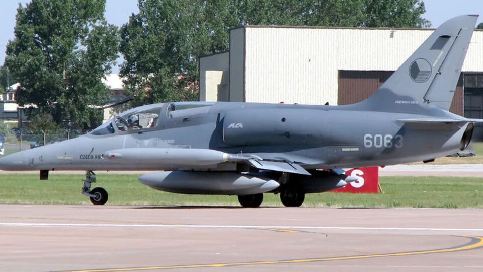 По данным СМИ, сбили учебно-боевой самолет L-39