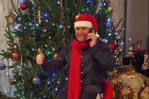 Бєланов привітав уболівальників із прийдешніми святами піснею