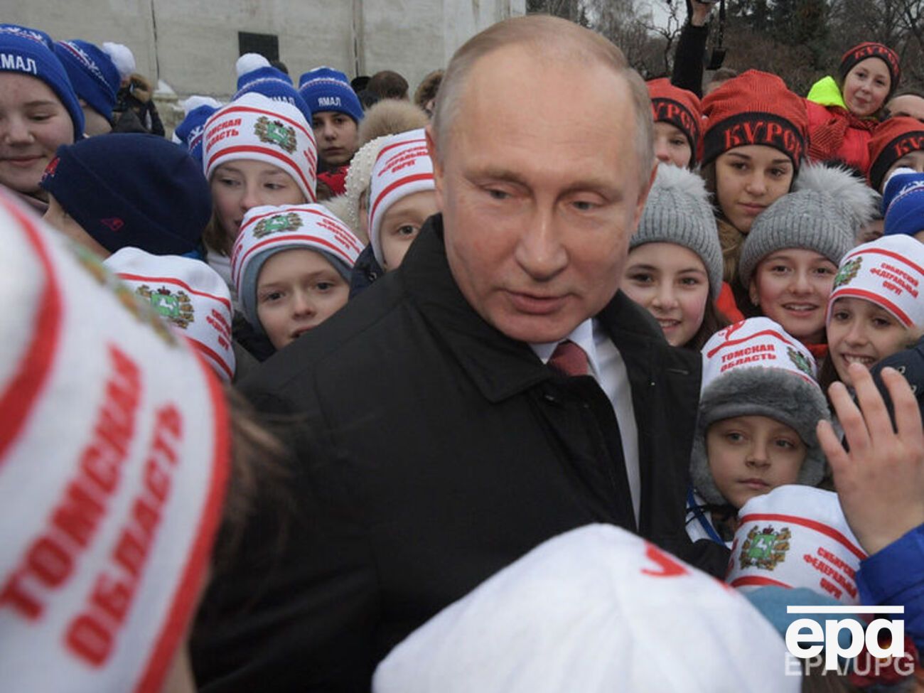 Путин около пяти минут общался с детьми