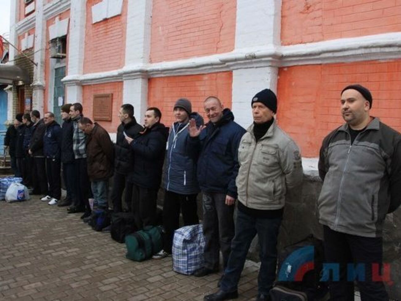 Украинских заложников увезли из Луганска к пункту обмена