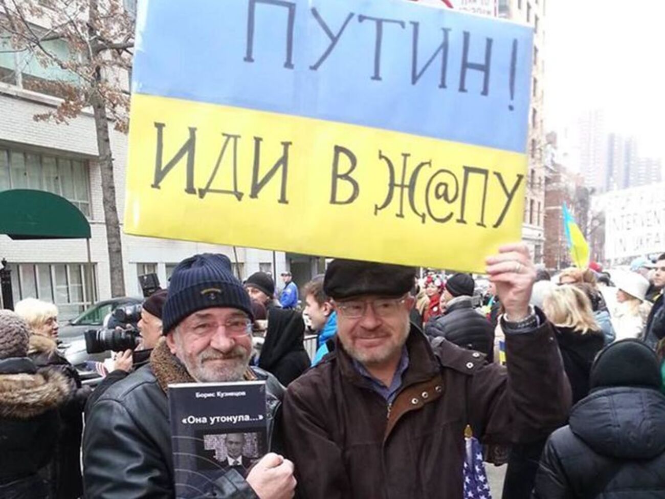 2 марта 2014 года, Нью-Йорк. Борис Кузнецов (слева) у здания консульства РФ на митинге протеста против ввода российских войск на территорию Украины