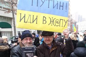 2 березня 2014 року, Нью-Йорк. Борис Кузнєцов (ліворуч) біля будівлі консульства РФ на мітингу протесту проти введення російських військ на територію України