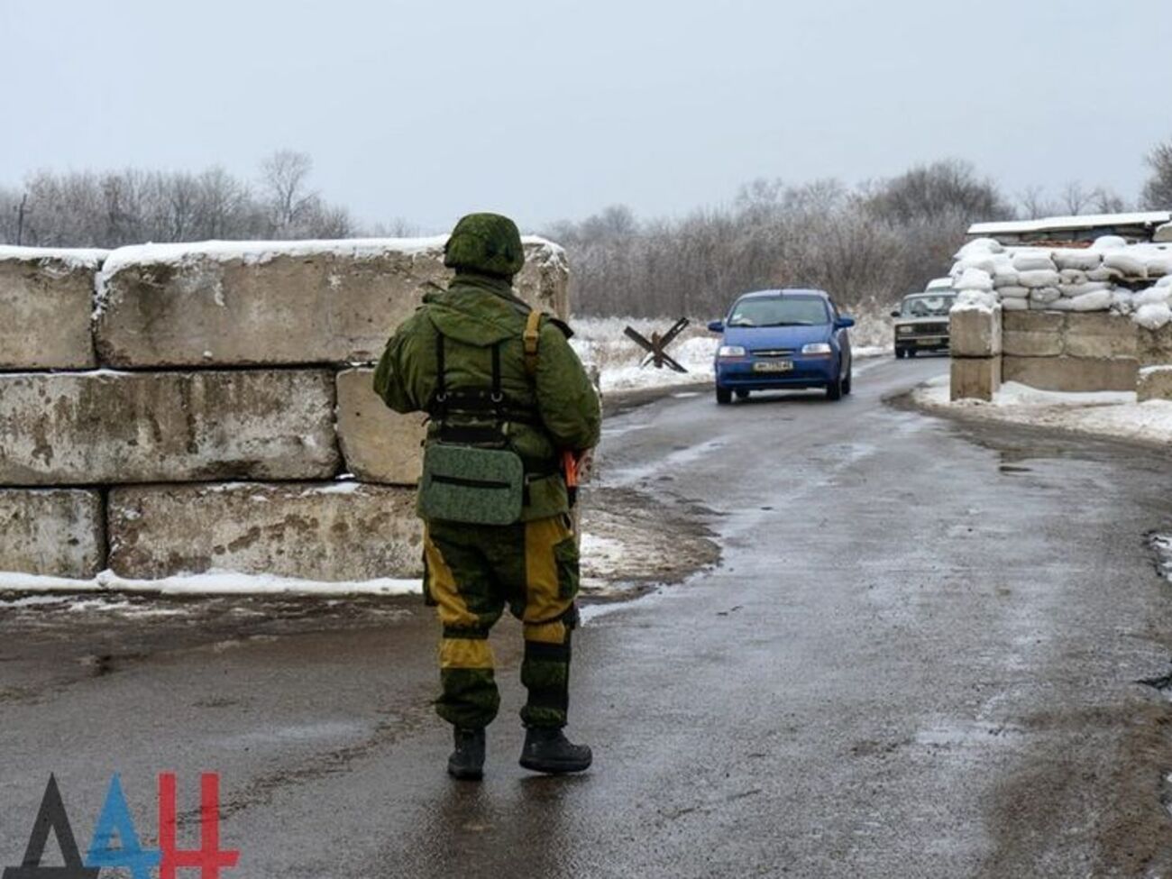 Рух через пункт пропуску "Майорське" зупинено