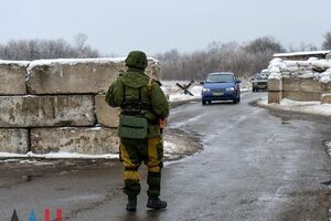 Рух через пункт пропуску "Майорське" зупинено