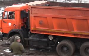 Украинские военные восстанавливают дорогу в зоне АТО