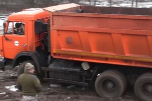 Українські військові відновлюють дорогу в зоні АТО