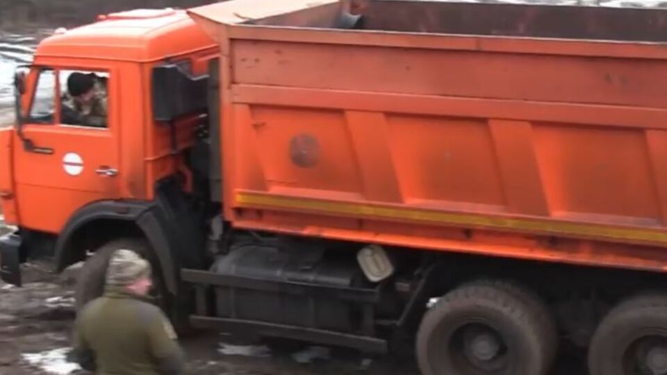 Українські військові відновлюють дорогу в зоні АТО