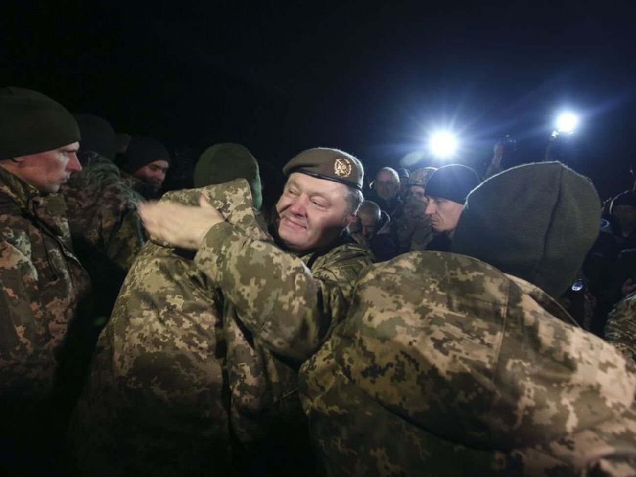 Порошенко зустрів звільнених із полону українців