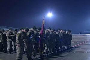 В Харькове освобожденных заложников встречают военные