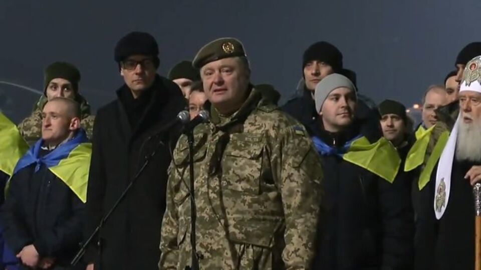 Порошенко: Мы отличаемся от оккупанта, который тайно привозит членов группировки "ихтамнет"