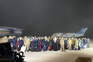 С освобожденными украинцами прибыл и президент Петр Порошенко