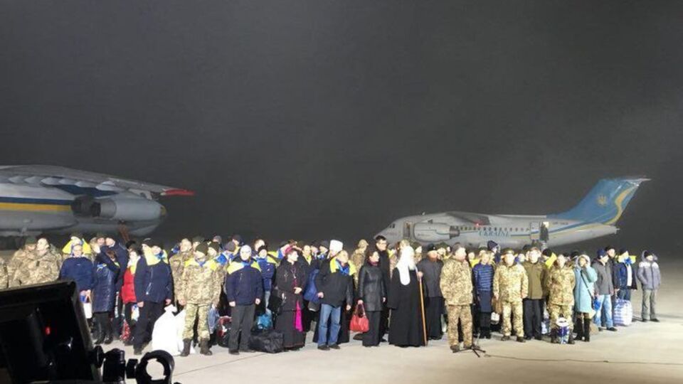 Зі звільненими українцями прибув і президент Петро Порошенко