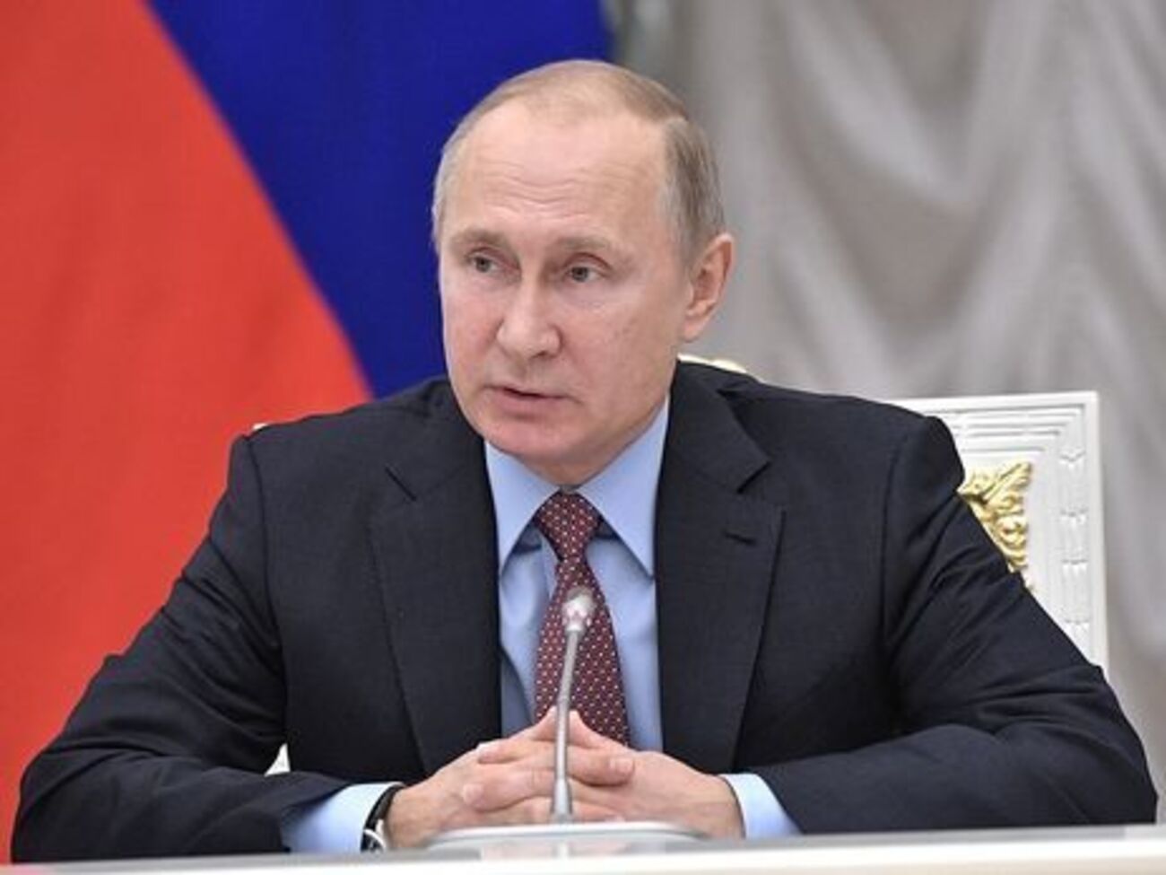 По словам источника издания, Путин заявил, что из-за политических разногласий с США бизнес может оказаться "между молотом и наковальней"