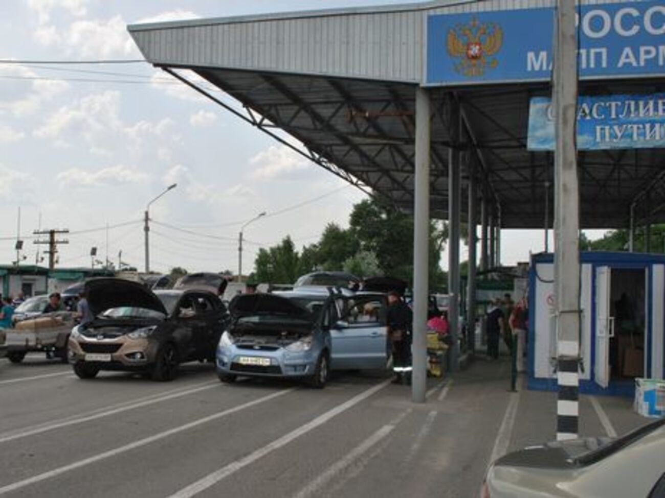 Російські прикордонники не дали в'їхати українським таксистам у Крим уранці 27 грудня