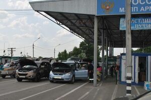 Російські прикордонники не дали в'їхати українським таксистам у Крим уранці 27 грудня