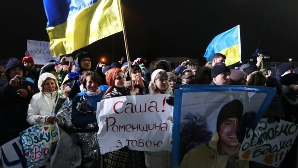 Освобожденных украинцев встречали родные и близкие