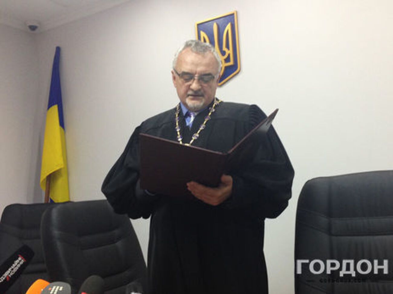 Луценко зазначив, що суддя сам ініціював розмову