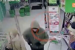 Чоловік пішов із супермаркету, залишивши рюкзак у камері зберігання