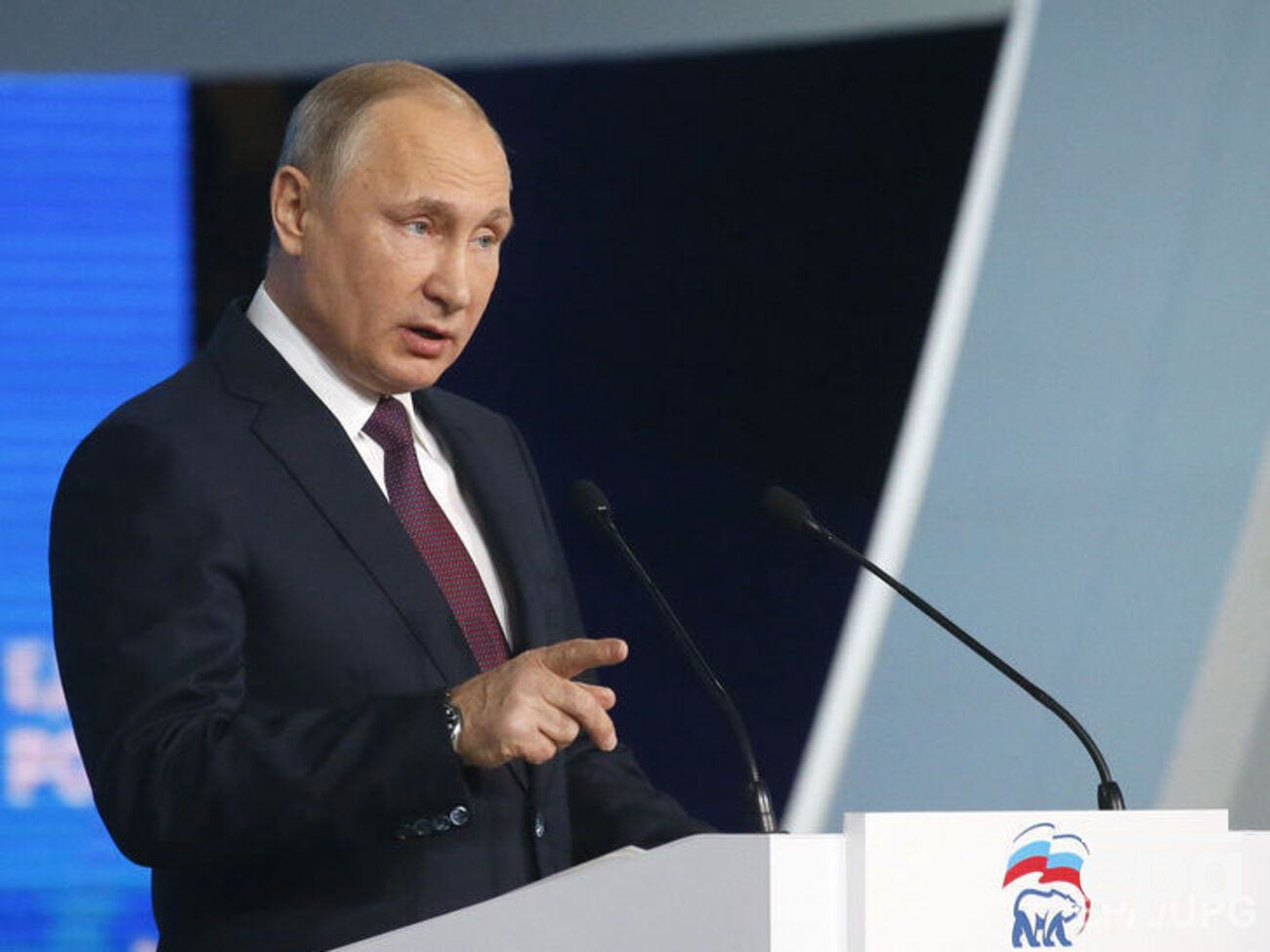 Путін розповів, чому з "Газпрому" звільняються водії