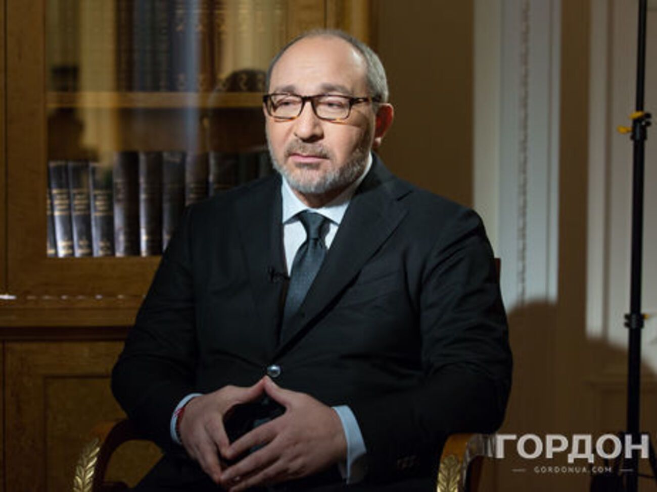 Після замаху Кернес пересувається в інвалідному візку