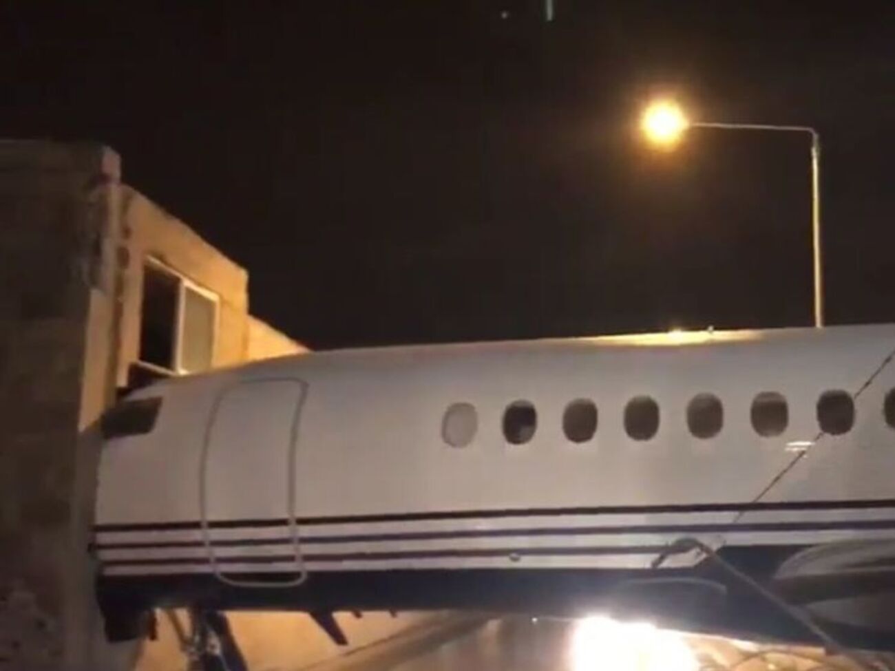 Літак врізався в будівлю