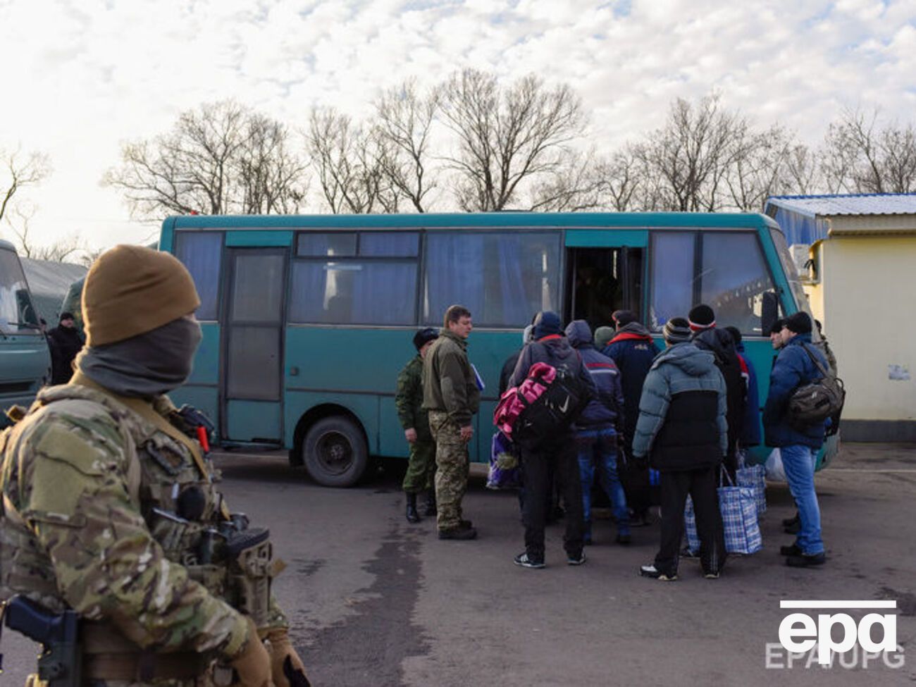 Группа освобожденных властями Украины сторонников "ЛДНР" отправляется в Донецк, 27 декабря
