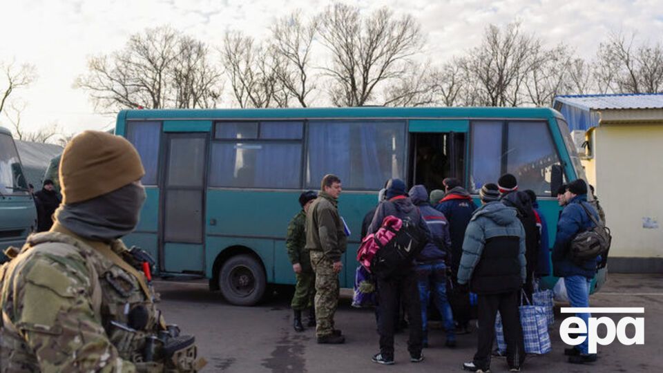 Группа освобожденных властями Украины сторонников "ЛДНР" отправляется в Донецк, 27 декабря