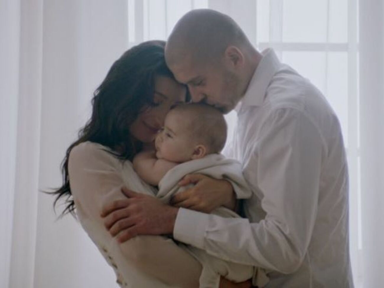 Ракицька показала свою сім'ю в новому кліпі