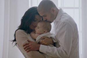 Ракицька показала свою сім'ю в новому кліпі