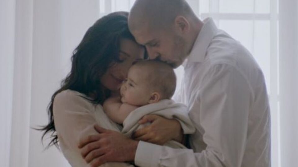 Ракицкая показала свою семью в новом клипе