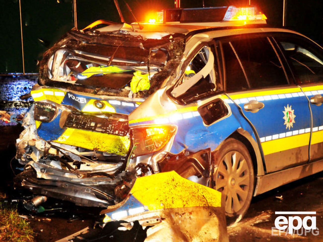 23-летняя женщина-полицейская, которая находилась на заднем сиденье автомобиля, погибла на месте