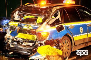 23-летняя женщина-полицейская, которая находилась на заднем сиденье автомобиля, погибла на месте