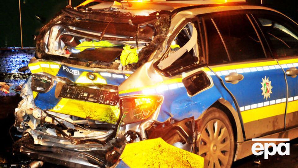 23-летняя женщина-полицейская, которая находилась на заднем сиденье автомобиля, погибла на месте