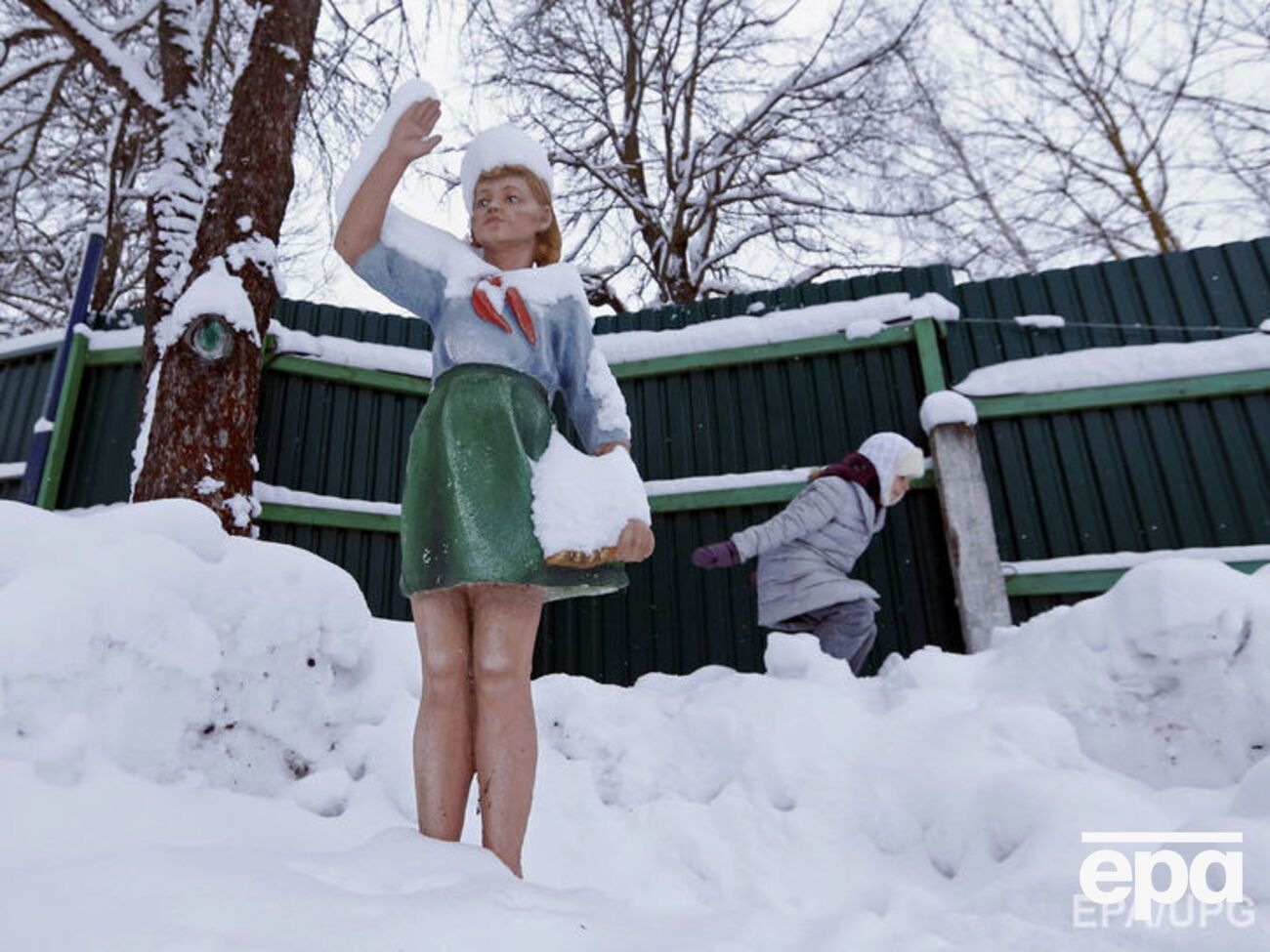 Люк, в который упал ребенок, занесло снегом