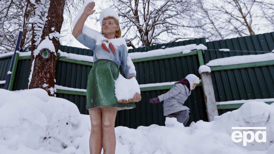 Люк, в который упал ребенок, занесло снегом