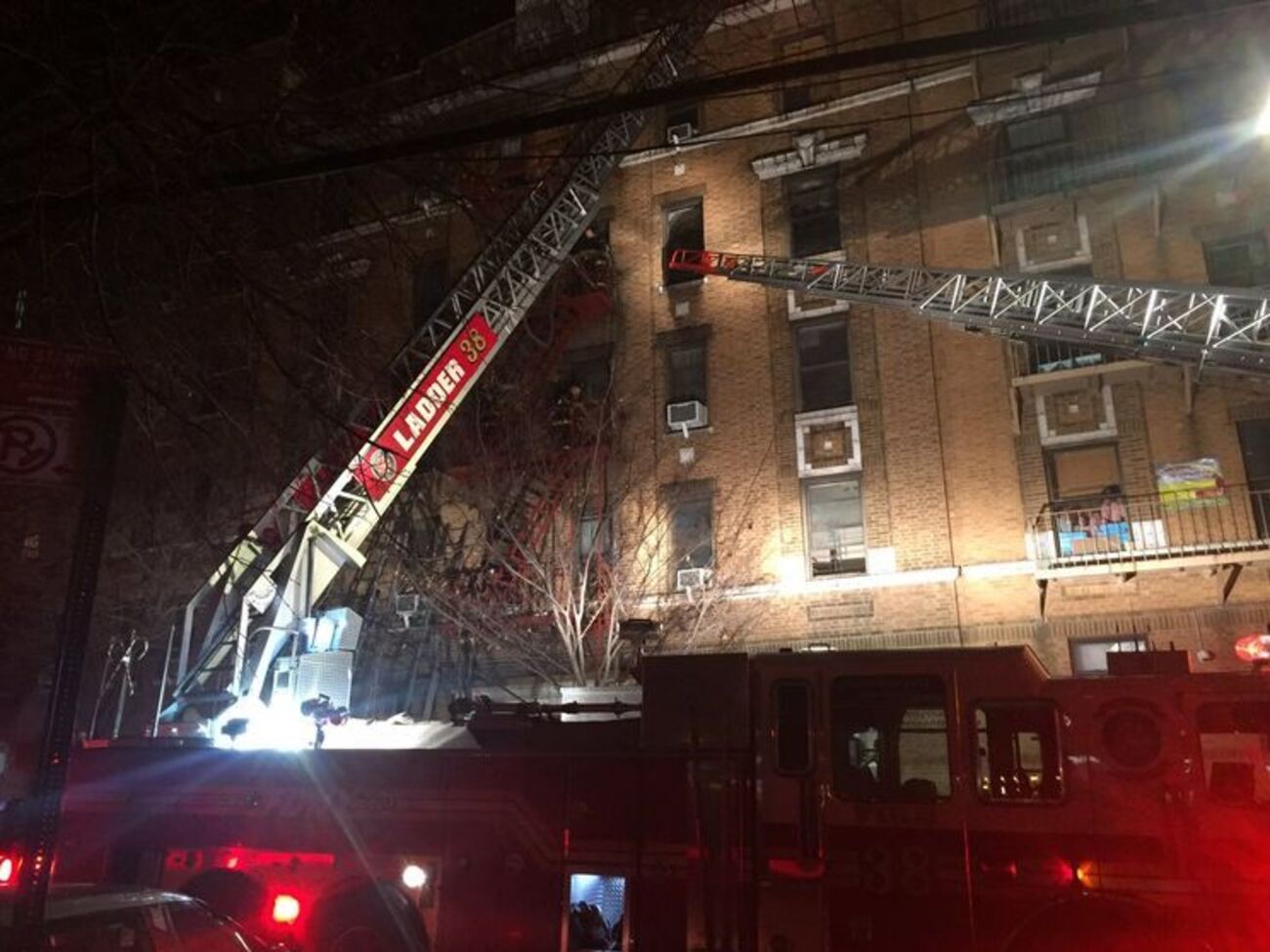 К тушению огня привлекли 160 пожарных