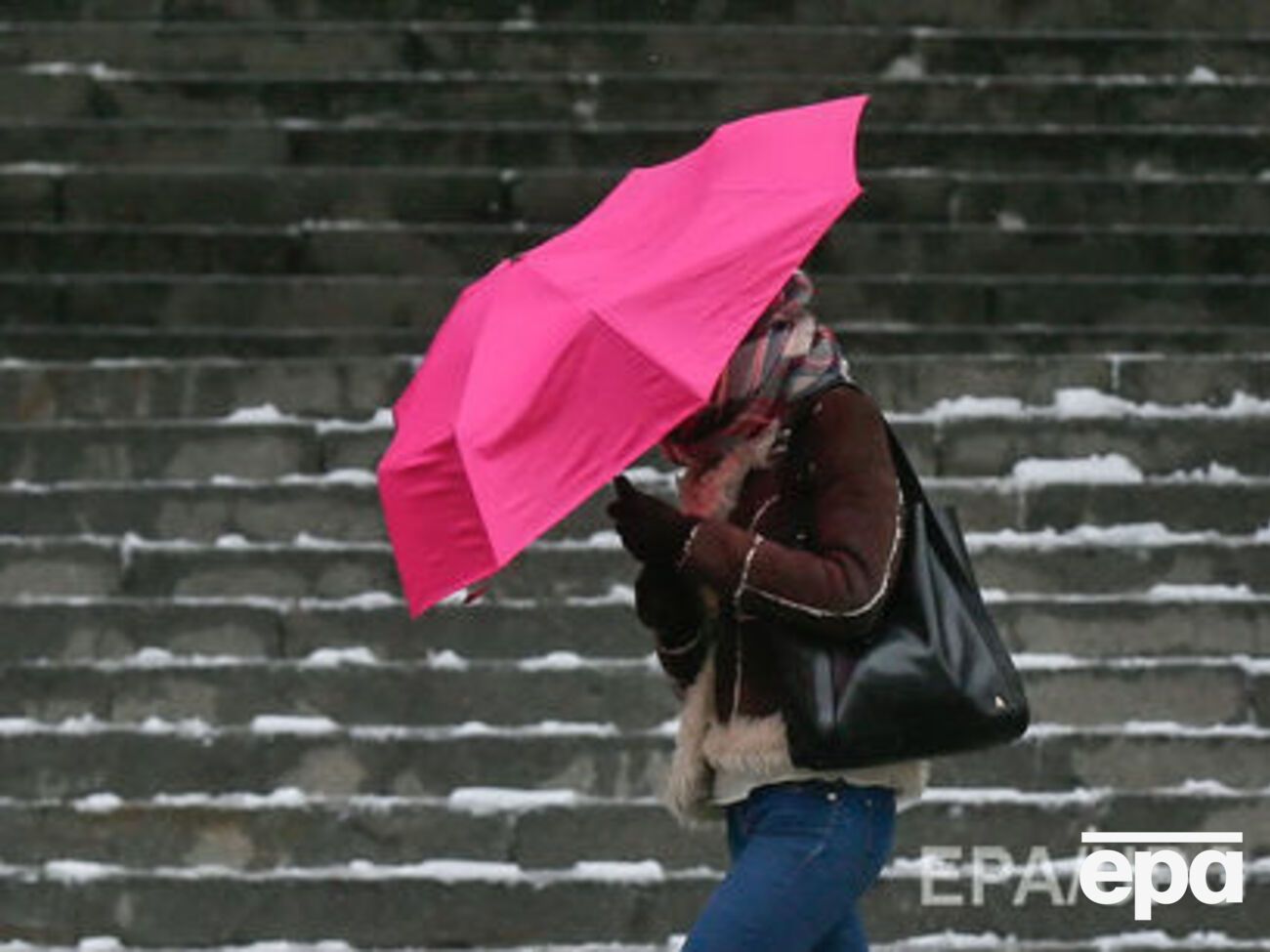 Сильный ветер ожидается сегодня практически на всей территории страны