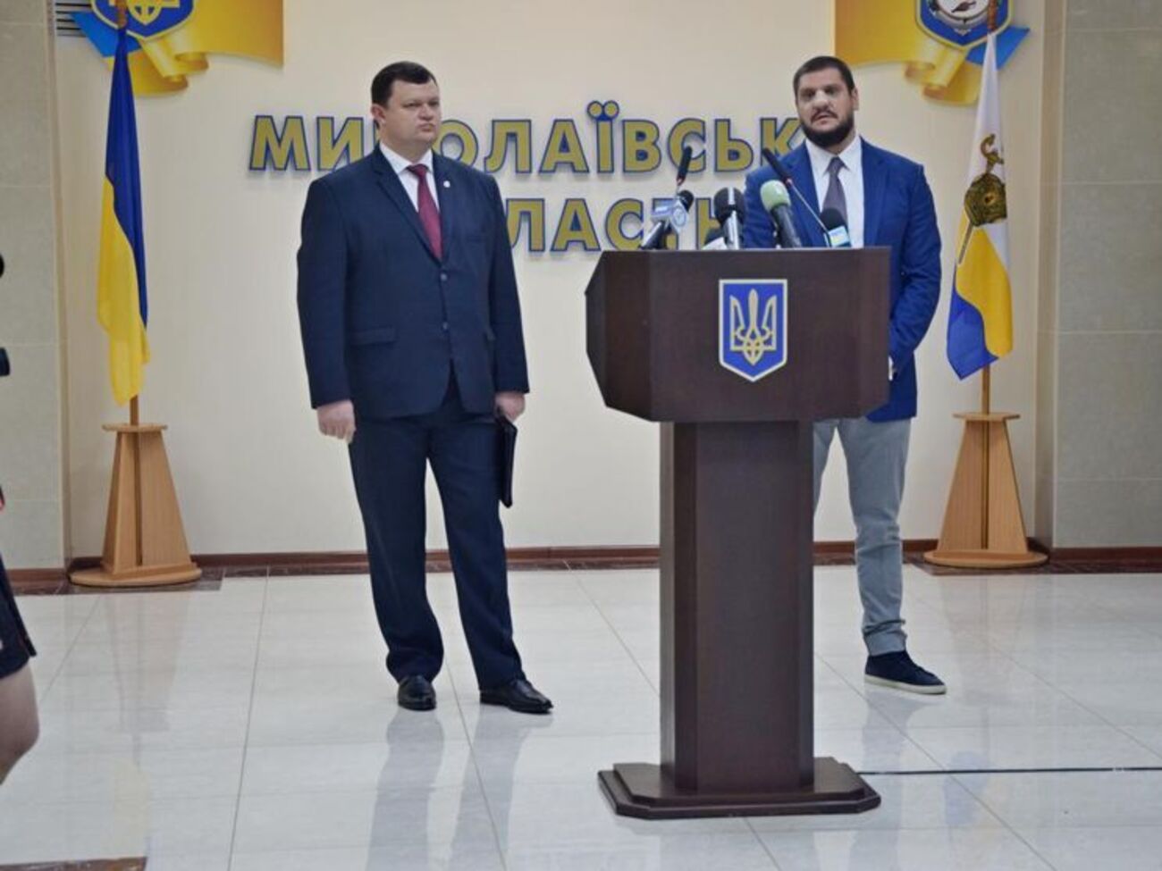 Губернатору Савченку (праворуч) спробували дати хабар у розмірі 2,5 млн грн, передавання перших 700 тис. грн зафіксували правоохоронці
